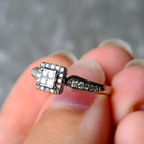 White Gold Diamond Ring - Picture 2 of 10